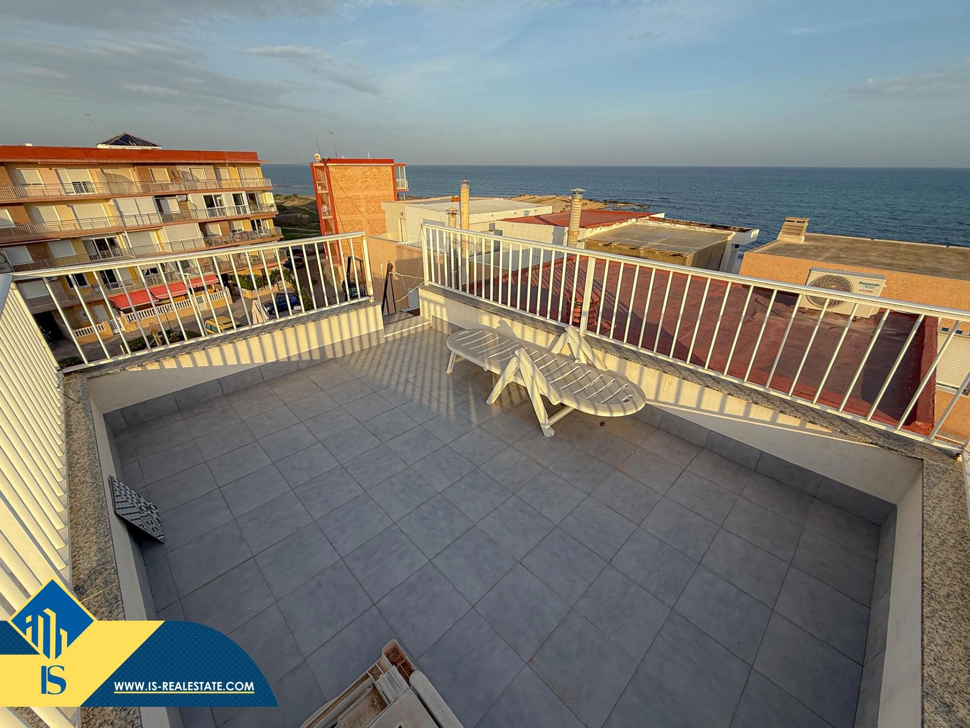 Exclusivo ático duplex completamente reformado + Amplio solarium con vistas al mar