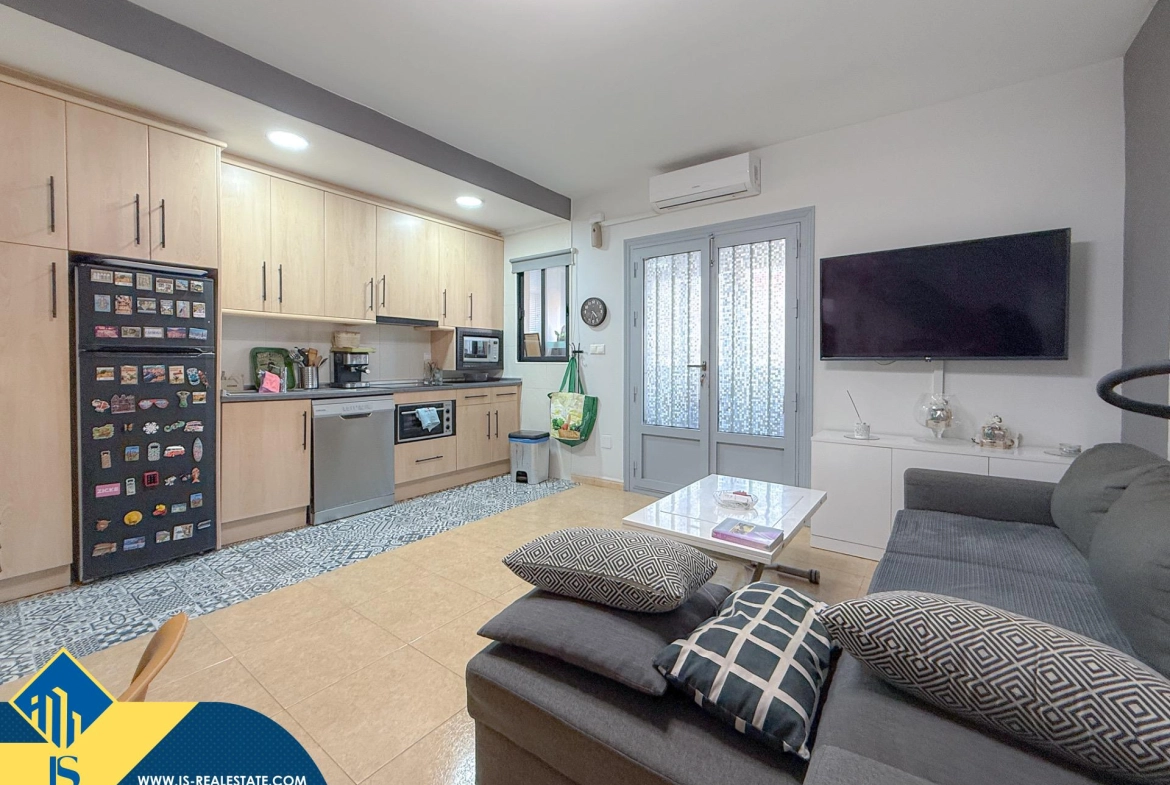 Exclusivo ático duplex completamente reformado + Amplio solarium con vistas al mar