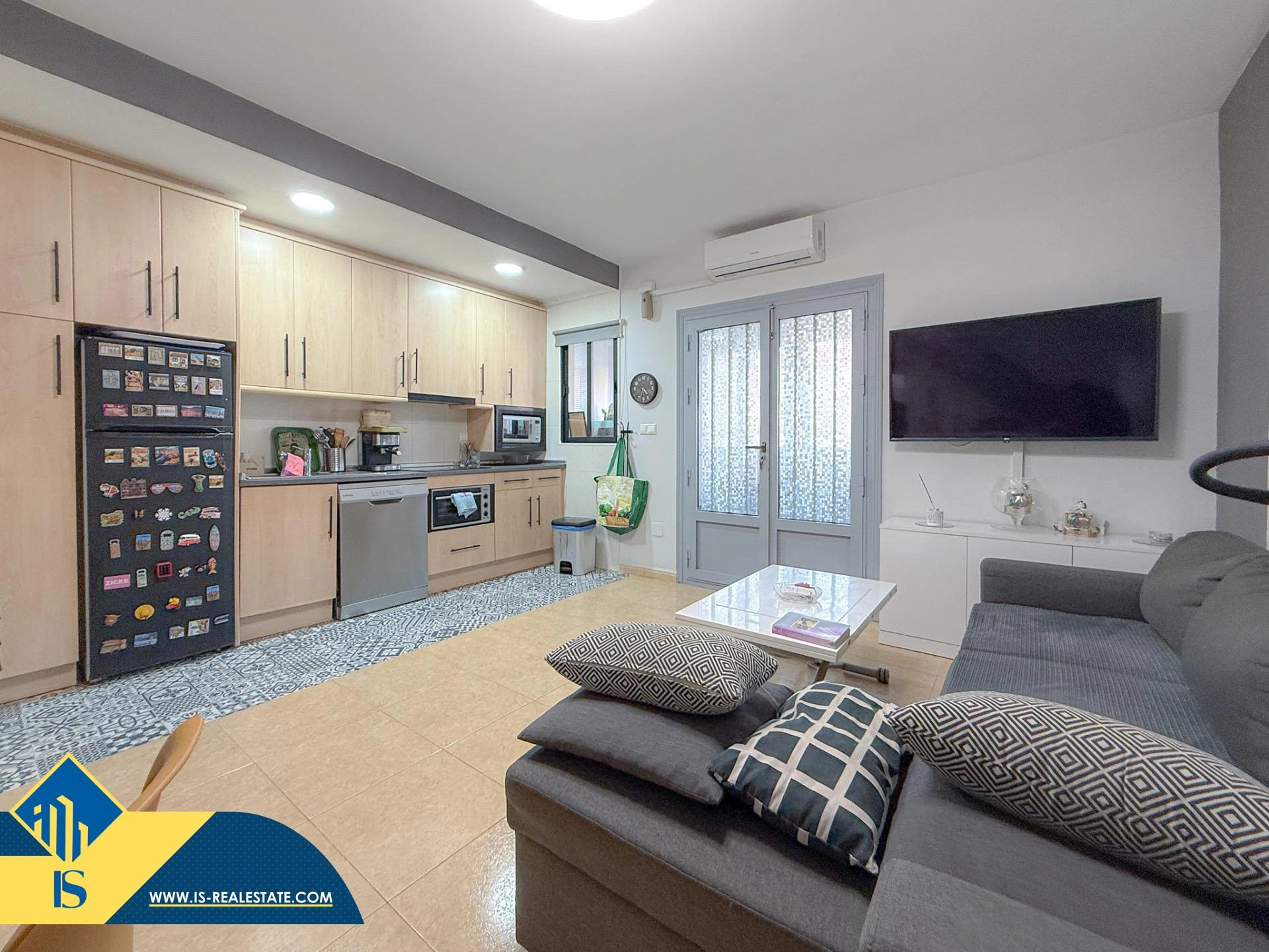 Exclusivo ático duplex completamente reformado + Amplio solarium con vistas al mar