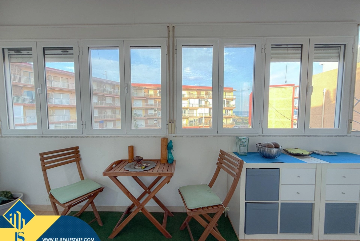 Exclusivo ático duplex completamente reformado + Amplio solarium con vistas al mar