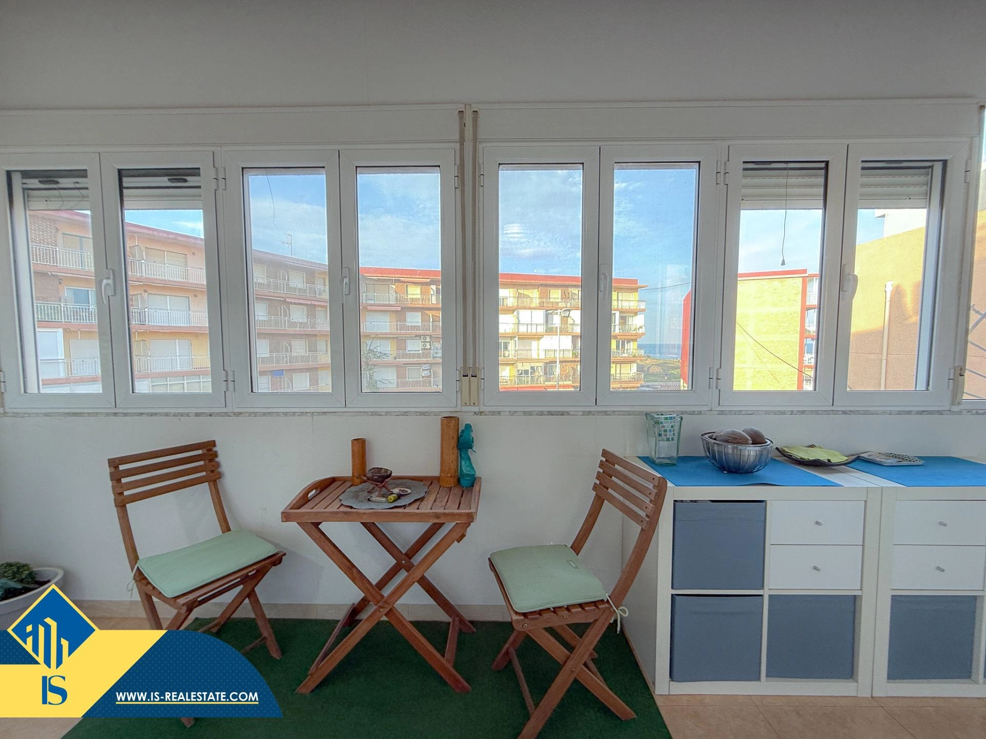 Exclusivo ático duplex completamente reformado + Amplio solarium con vistas al mar