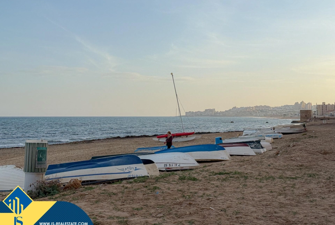 Exclusivo ático duplex completamente reformado + Amplio solarium con vistas al mar