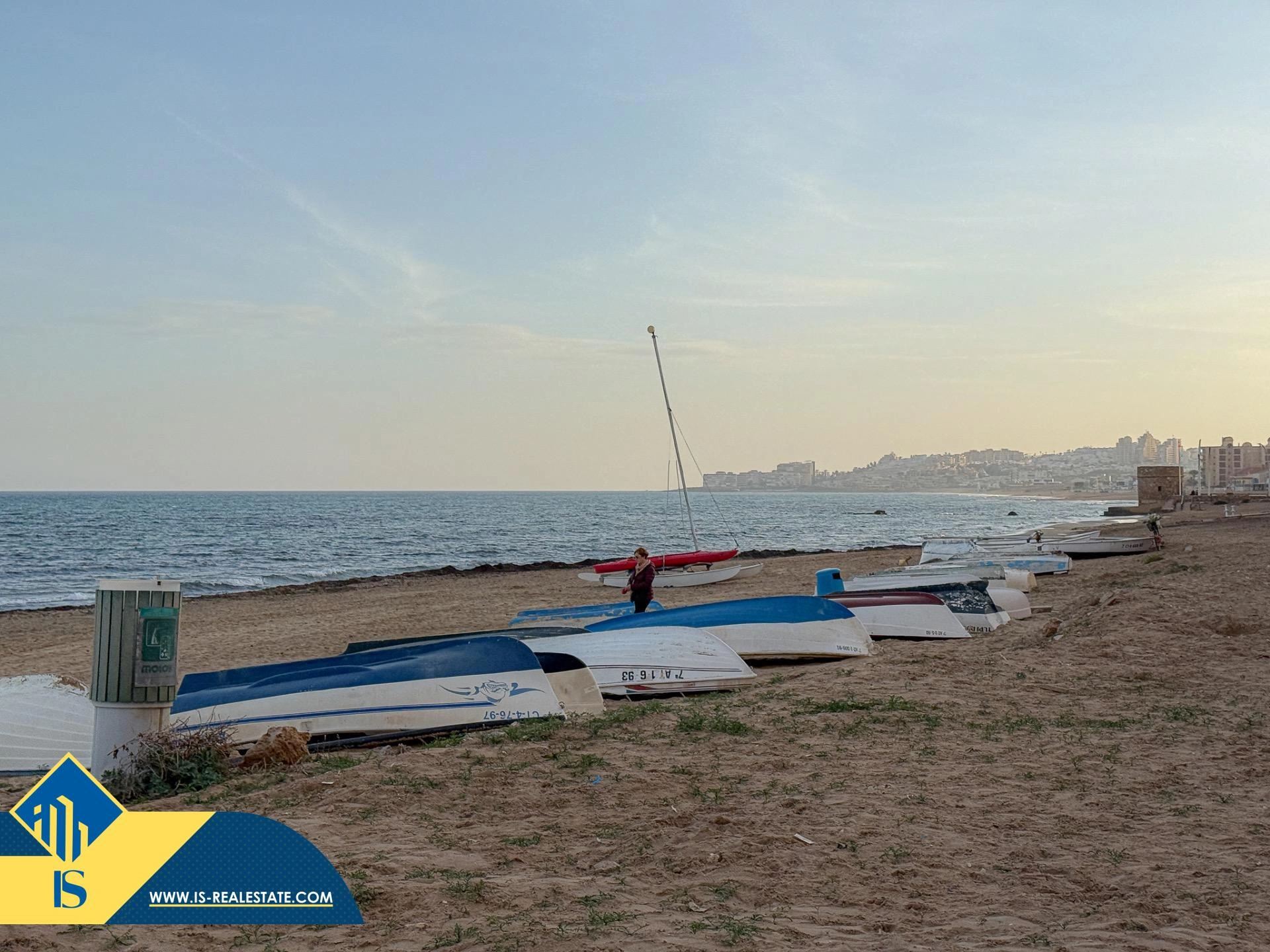 Exclusivo ático duplex completamente reformado + Amplio solarium con vistas al mar