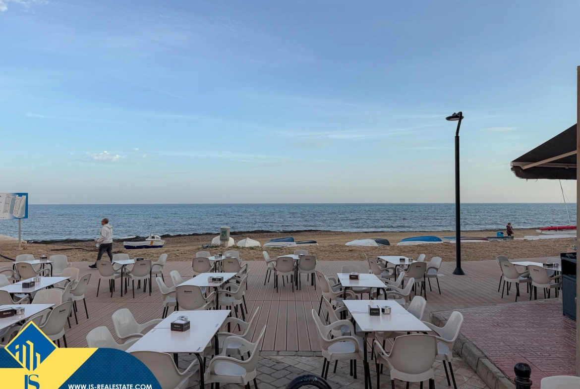Exclusivo ático duplex completamente reformado + Amplio solarium con vistas al mar