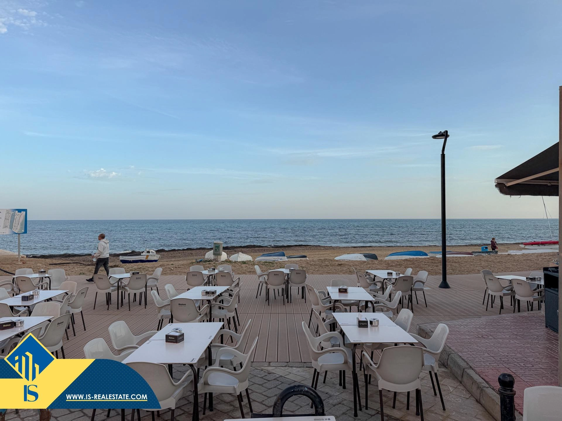 Exclusivo ático duplex completamente reformado + Amplio solarium con vistas al mar