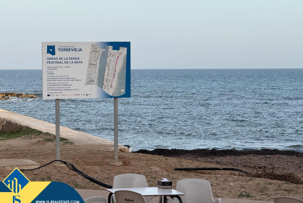 Exclusivo ático duplex completamente reformado + Amplio solarium con vistas al mar