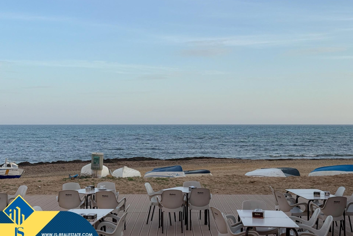Exclusivo ático duplex completamente reformado + Amplio solarium con vistas al mar