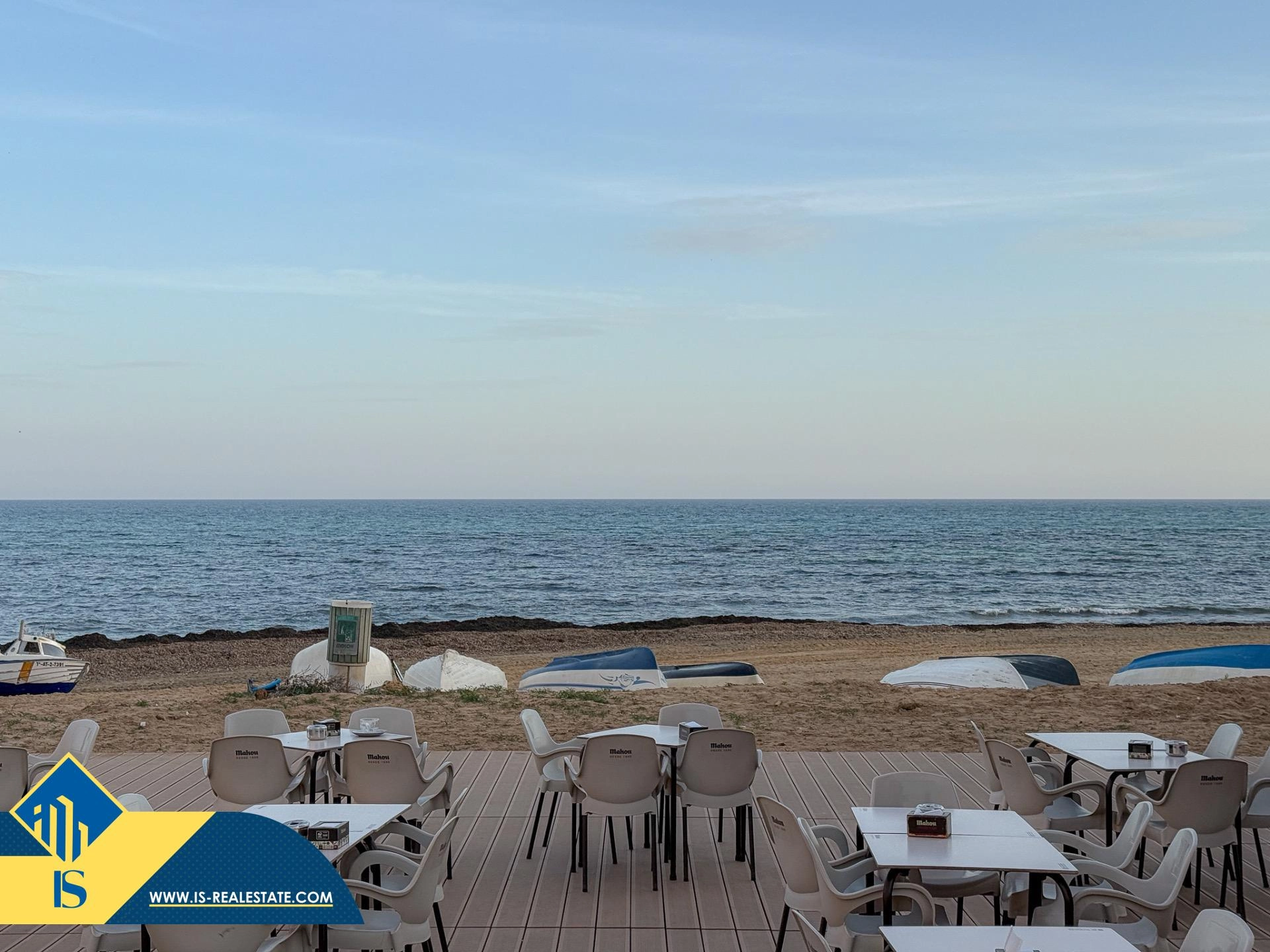 Exclusivo ático duplex completamente reformado + Amplio solarium con vistas al mar