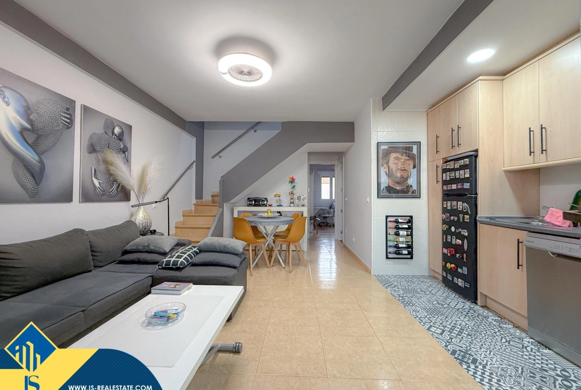 Exclusivo ático duplex completamente reformado + Amplio solarium con vistas al mar