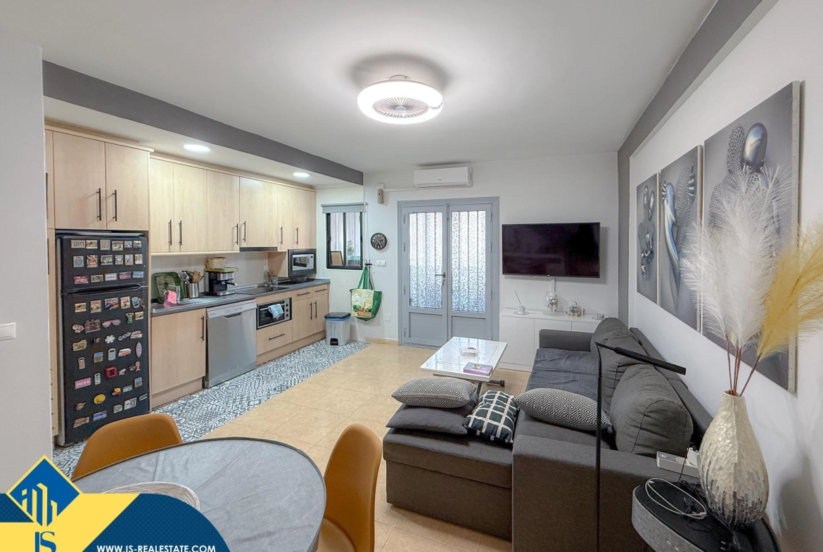 Exclusivo ático duplex completamente reformado + Amplio solarium con vistas al mar