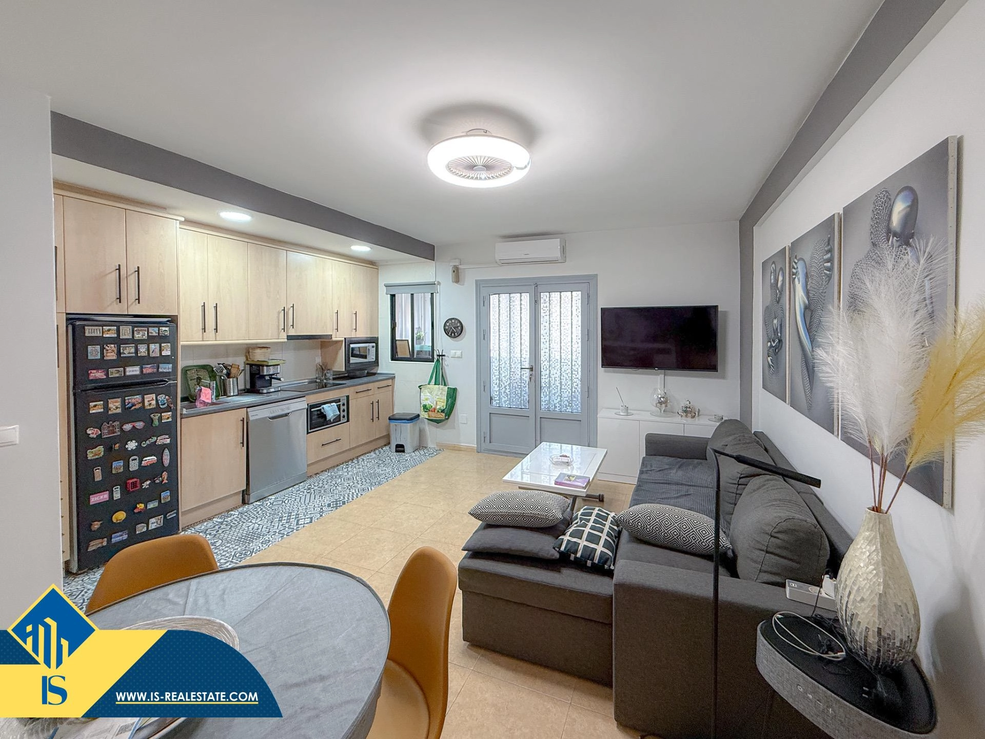 Exclusivo ático duplex completamente reformado + Amplio solarium con vistas al mar