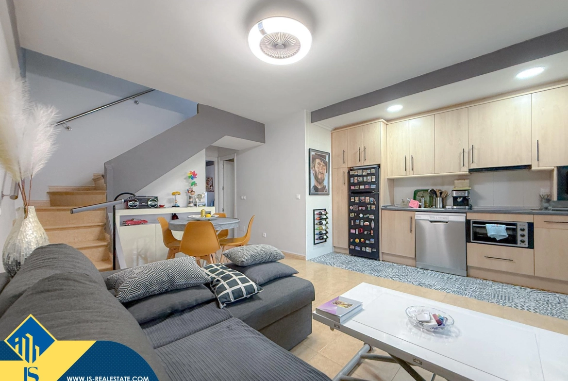 Exclusivo ático duplex completamente reformado + Amplio solarium con vistas al mar